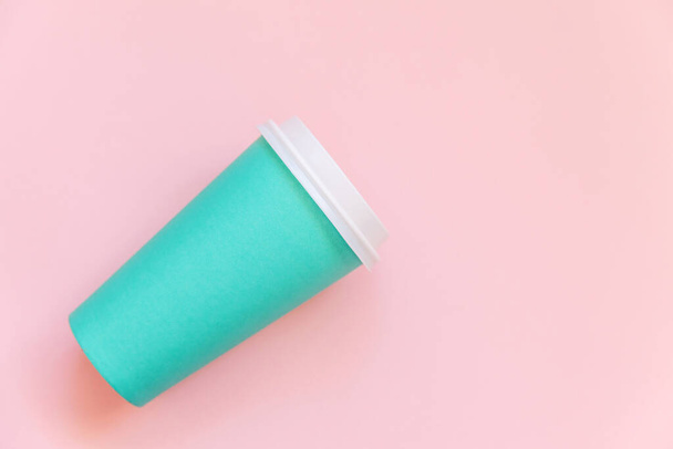 Απλά επίπεδη πλαίσιο σχεδιασμού μπλε χαρτί φλιτζάνι καφέ σε ροζ παστέλ πολύχρωμο μοντέρνο φόντο - Φωτογραφία, εικόνα