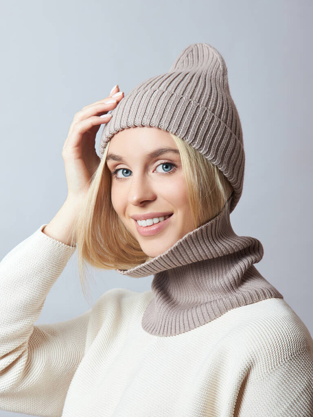 Woman in spring clothes, Snood scarf, hat and gloves. The girl i - Foto, Imagem