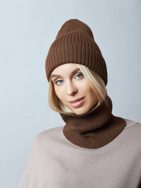 Woman in spring clothes, Snood scarf, hat and gloves. The girl i - Foto, imagen
