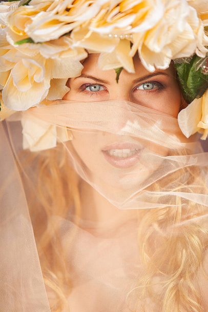 schöne blonde Frau mit Blumenkranz auf dem Kopf. Schönheit Mädchen mit Blumen Frisur. Mädchen in einem Frühlingswald. Modefoto - Foto, Bild