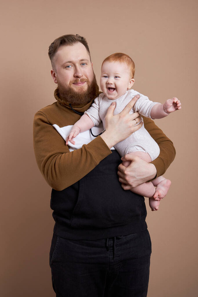 Mann hält Baby auf dem Arm Porträt eines jungen Vaters nach dem Krieg - Foto, Bild