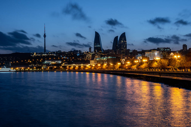 Vista noturna de Baku com os arranha-céus das Torres de Chama
 - Foto, Imagem