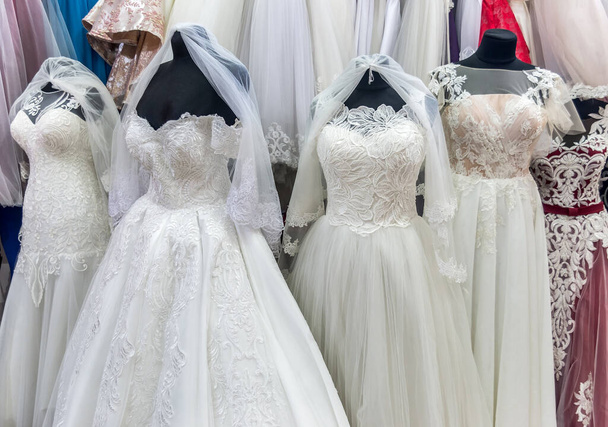 Белые платья на манекенах в свадебном салоне - Фото, изображение