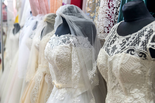 Сукні для нареченої у весільному салоні на манекенах
 - Фото, зображення