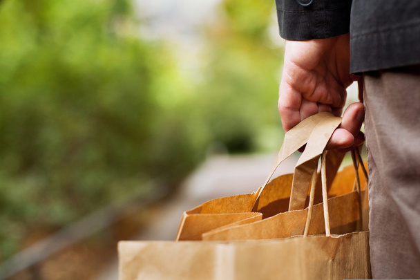 erkek eli ile alışveriş torbaları - Fotoğraf, Görsel