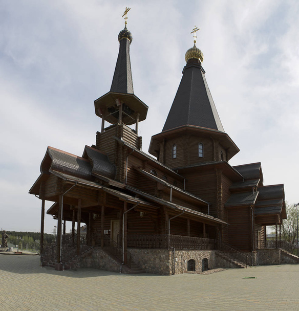Belarus Minsk  wooden church on a cloudy summer day - Foto, afbeelding