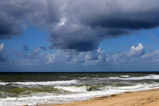 divoká pláž na pobřeží Středozemního moře na severu Izraele  - Fotografie, Obrázek