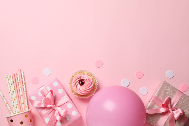Samenstelling met geschenkdozen en ballon op roze achtergrond, spac - Foto, afbeelding