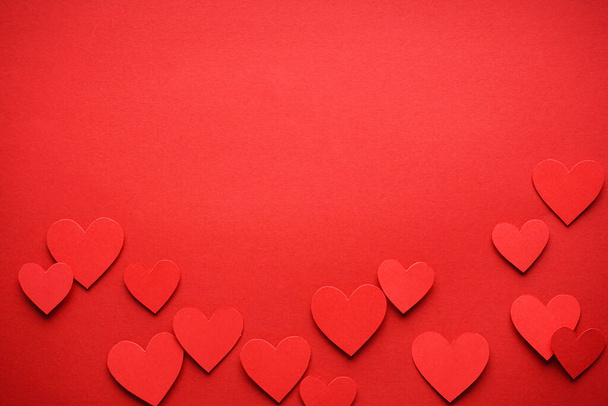Papír szív egy piros háttér, a hely a szöveg, lapos feküdt. Valentin nap. Szerelmi koncepció. Anyák napi háttér. - Fotó, kép