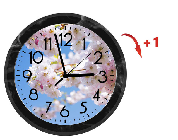 Heure d'été (DST). Horloge murale allant à l'heure d'été (+ 1). Tournez le temps en avant
. - Photo, image