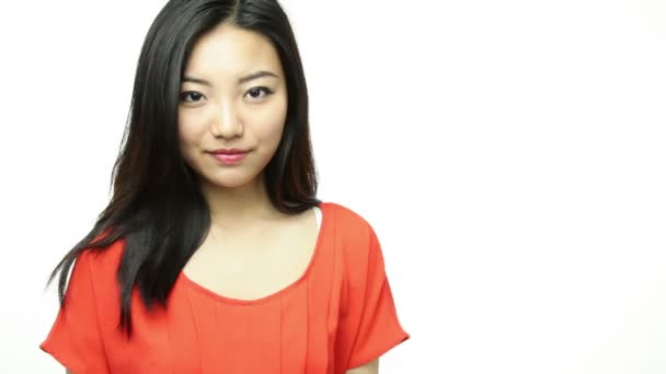atrakcyjny azjatycki dziewczyna z "mnie zatrudnić" znak - Materiał filmowy, wideo