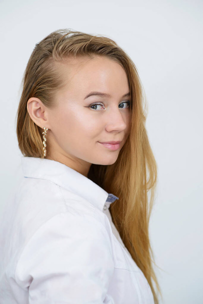  Portrait of young female doctor in white coat - Foto, afbeelding