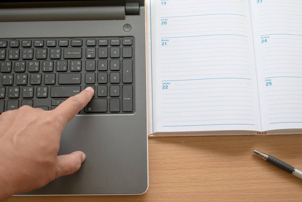 Крупный план руки бизнеса указывает на клавиатуру ноутбука Workin - Фото, изображение