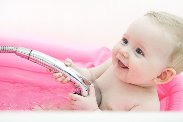 Bebé feliz en una bañera
 - Foto, Imagen
