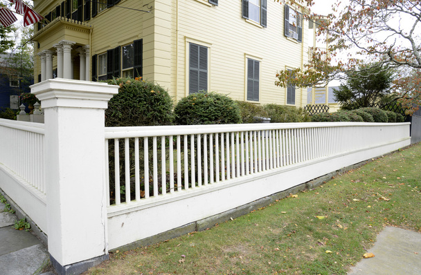 egy tipikus szövetségi stílusú ház fehér Előőrs kerítés - Fotó, kép