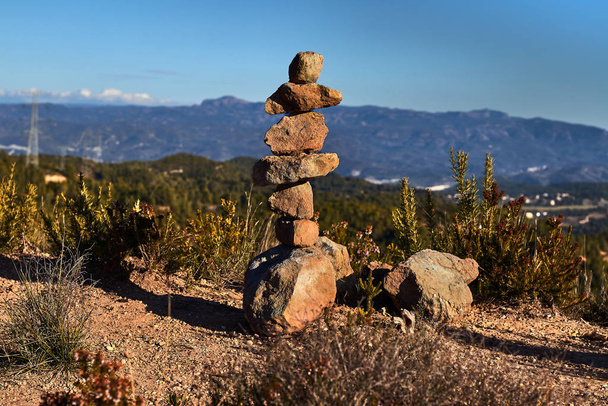 Sette pietre bilanciate in montagna
 - Foto, immagini