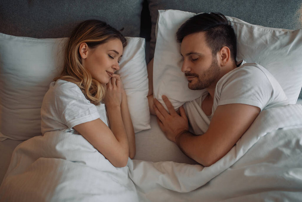 fiatal férfi és nő az ágyban - Fotó, kép