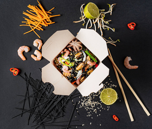 wok with shrimps and vegetables - Фото, изображение