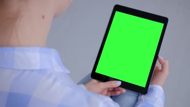 Femme regardant ordinateur tablette avec écran vert vierge - concept clé chroma - Séquence, vidéo