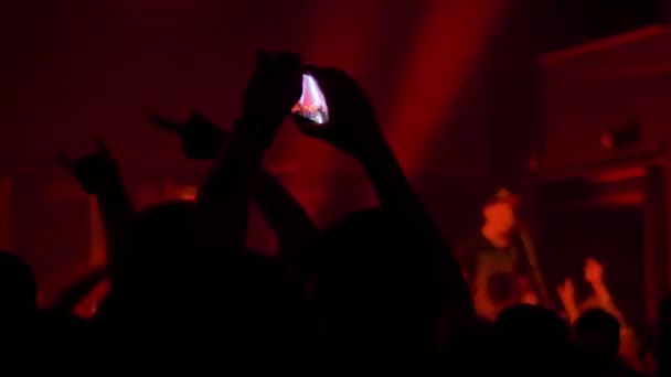 Αργή κίνηση: άτομα που καταγράφουν βίντεο ζωντανής μουσικής συναυλίας με smartphone - Πλάνα, βίντεο