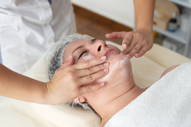 Perdere-up di donna ottenere un trattamento di massaggio spa al salone di bellezza spa. Trattamenti di bellezza facciale.Cosmetologia
 - Foto, immagini