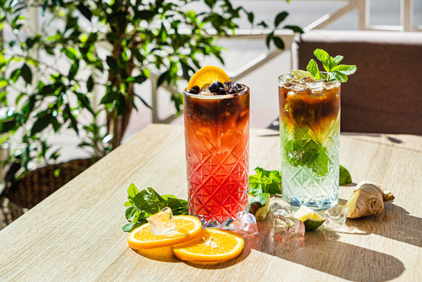 summer cocktails on the table - Foto, imagen