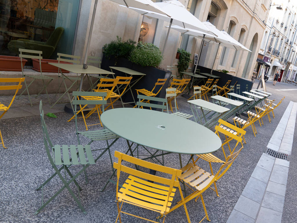 Vue rue avec terrasse café à Avignon ville france
 - Photo, image
