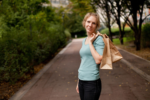 femme tenant des sacs à provisions - Photo, image