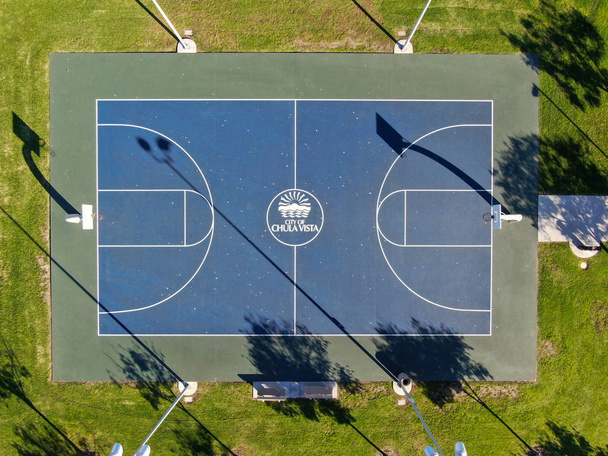 チュラビスタ市内の公園内のバスケットボール場の空中トップビュー - 写真・画像