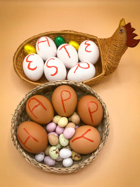 Huevos frescos decorados para Pascua
 - Foto, Imagen