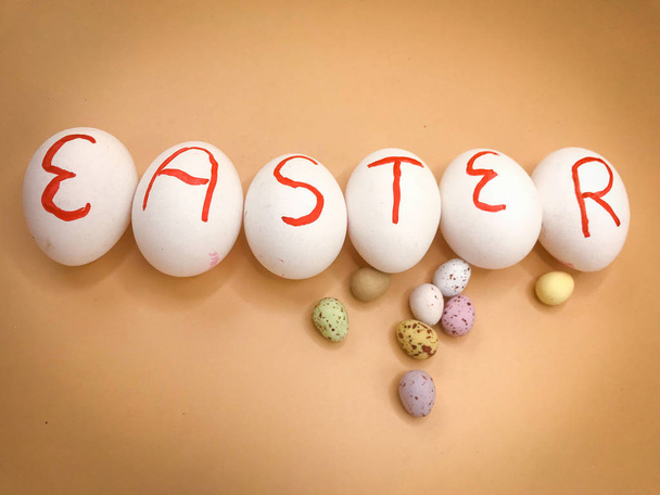 Uova bianche fresche decorate per Pasqua
 - Foto, immagini