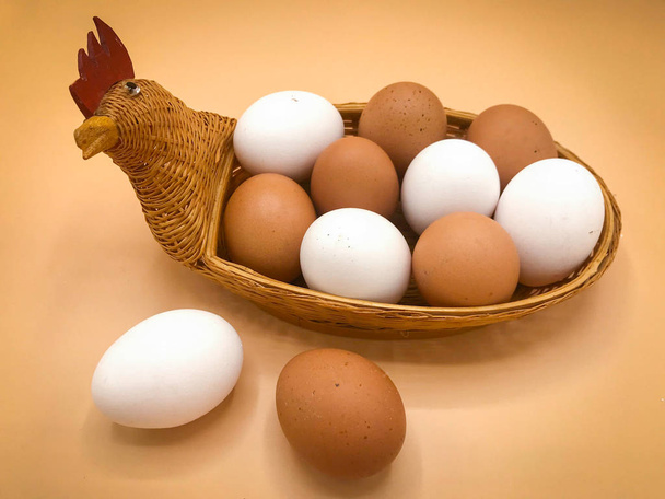 huevos frescos para Pascua
 - Foto, imagen