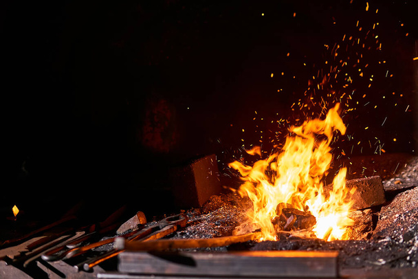 seppä uunin polttava tulipalo ja taonta työkalut makaa nea
 - Valokuva, kuva