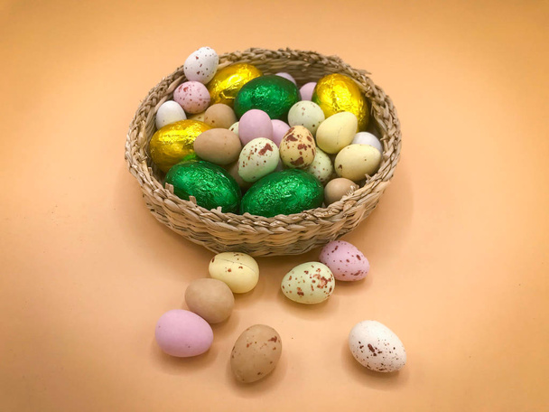 Renkli çikolata yumurtaları. - Fotoğraf, Görsel