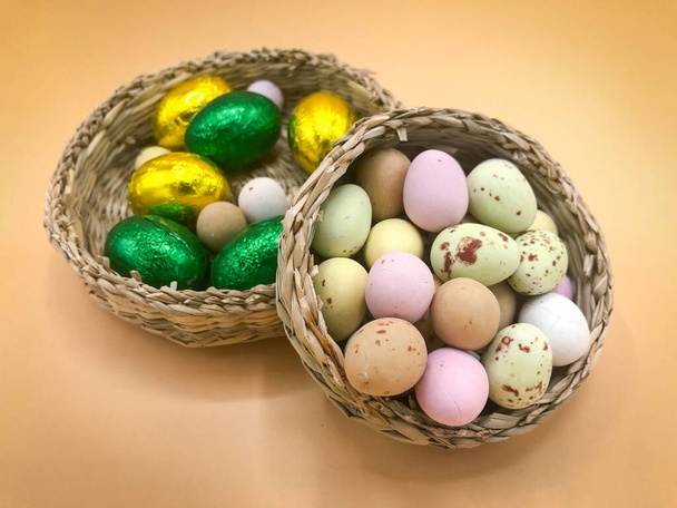 Œufs en chocolat décorés colorés
 - Photo, image