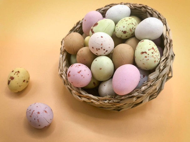 Kleurrijke versierde chocolade eieren - Foto, afbeelding