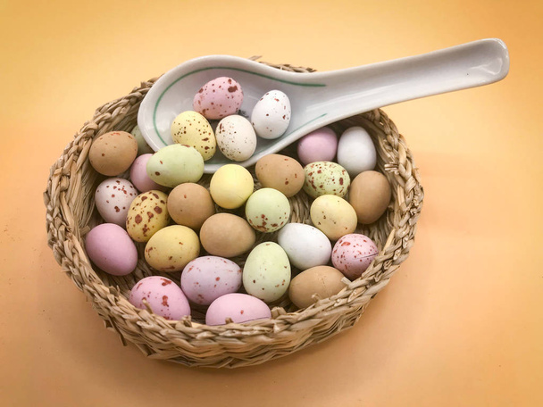 Coloridos huevos de chocolate decorados
 - Foto, imagen