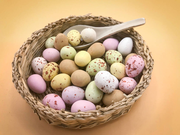Барвисті прикрашені шоколадні яйця
 - Фото, зображення