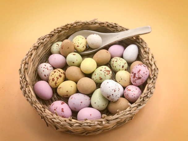 Renkli çikolata yumurtaları. - Fotoğraf, Görsel