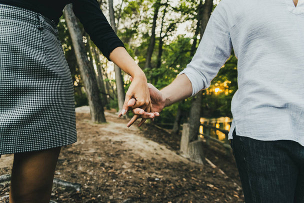 Detailní záběr na propletené ruce zamilovaného páru při chůzi - Fotografie, Obrázek