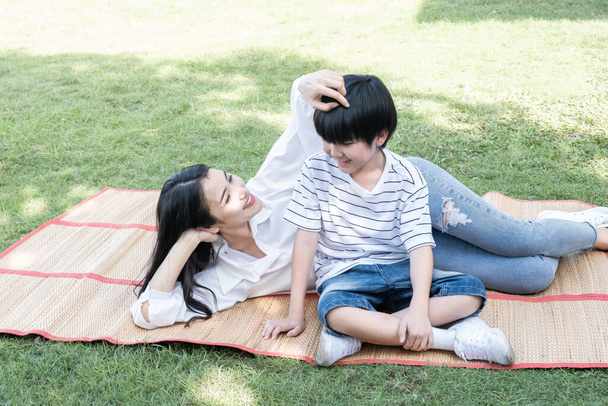 Beautiful mother and son spend a weekend at a picnic in the park - Foto, immagini