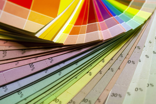Impresión en color de una escala offset
 - Foto, Imagen
