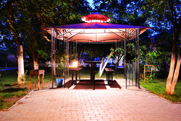 Pavillon mit Grill - Foto, Bild