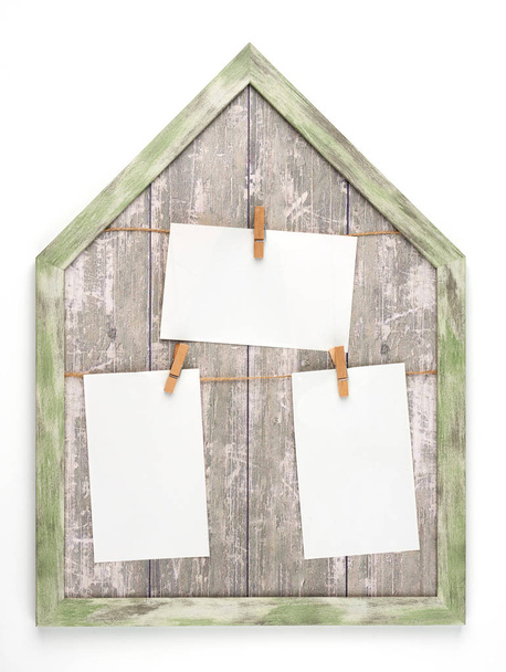 drewniana rama z linami i pustymi białymi arkuszami papieru zawieszonymi na  - Zdjęcie, obraz