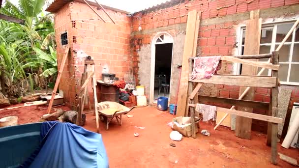 Planaltina, Gois, Brazília - 2020. február 8.: Rossz lakhatási körülmények, amelyek egész Brazíliában megtalálhatók.  - Felvétel, videó