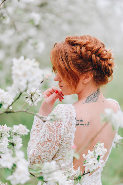 Close-up hairstyle of a red-haired bride, rear view. - Φωτογραφία, εικόνα