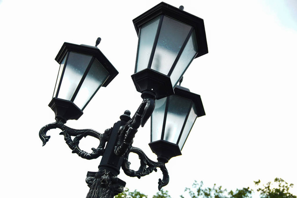 Уличная лампа антикварная, вид снизу под углом
. - Фото, изображение