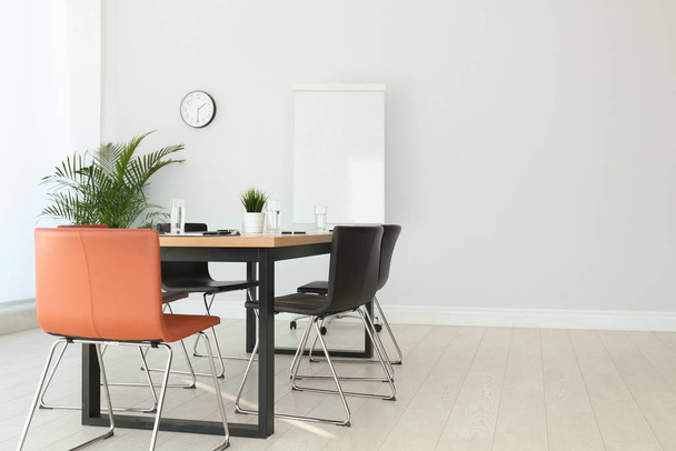 大きなテーブルと椅子付きのシンプルなオフィスのインテリア - 写真・画像