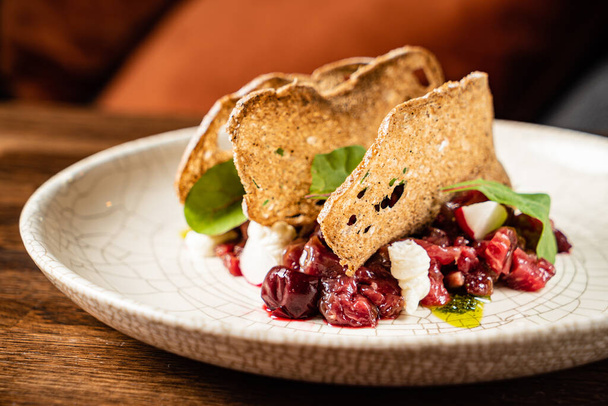 beef tartare with radish and bread chips - Fotografie, Obrázek