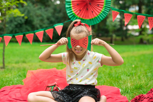 Wassermelonenparty, Picknick für Kinder im Park. Wassermelonen-Tag. Niedliches kleines Mädchen. - Foto, Bild